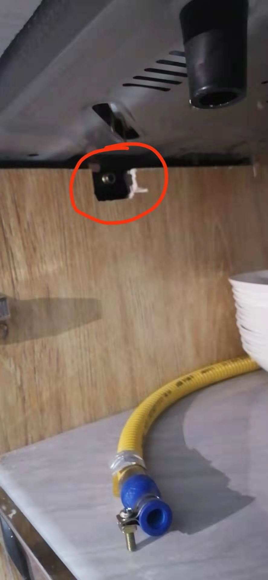 危險!櫥(chu)櫃雜物太多導緻(zhì)金屬軟管擠壓脫(tuo)落,自閉閥救了一(yī)命!